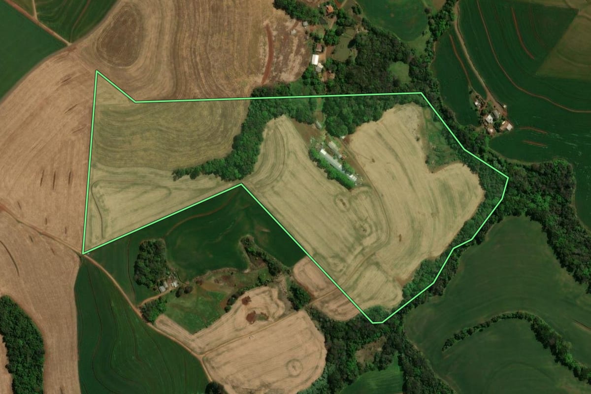 Imagem de satélite do imóvel rural em Itapejara d'Oeste (PR), com o contorno declarado no CAR desenhado por cima.