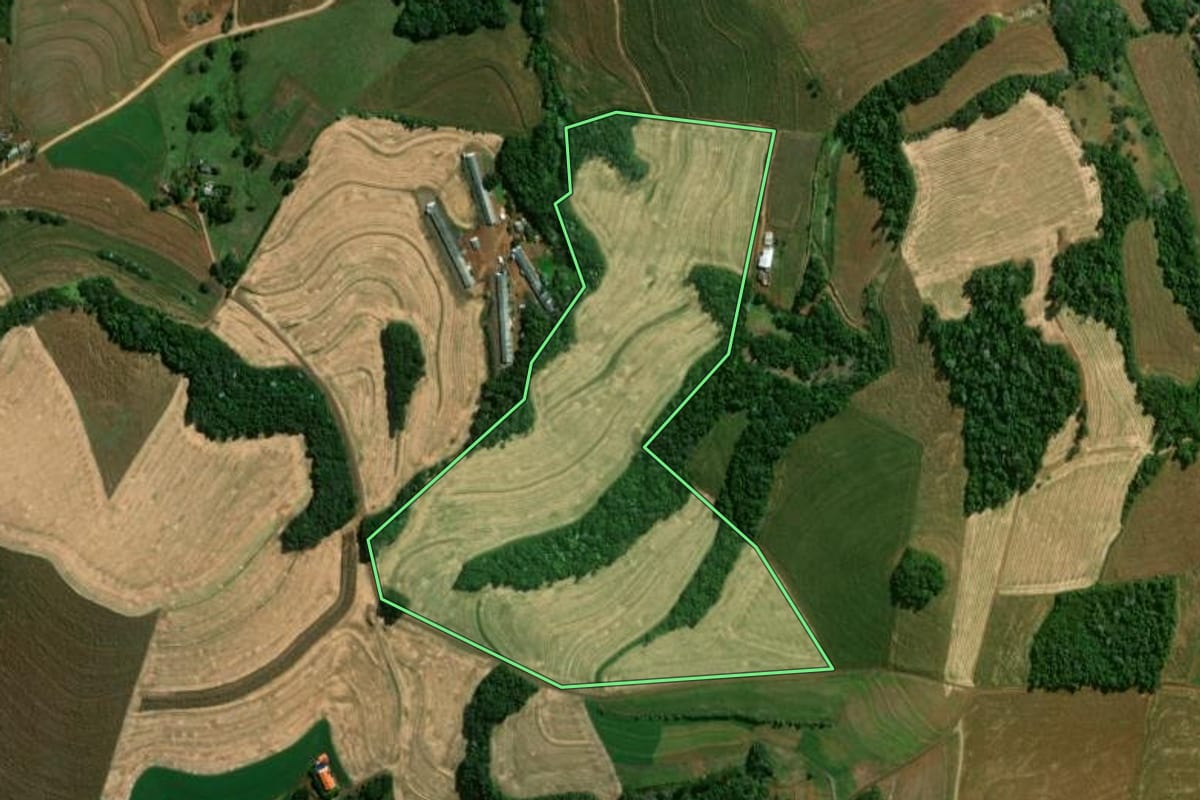Imagem de satélite do imóvel rural em Itapejara d'Oeste (PR), com o contorno declarado no CAR desenhado por cima.
