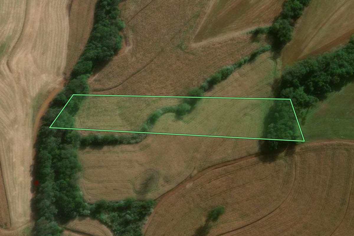 Imagem de satélite do imóvel rural em Itapejara d'Oeste (PR), com o contorno declarado no CAR desenhado por cima.