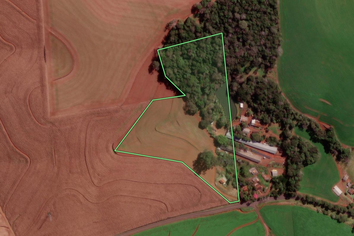 Imagem de satélite do imóvel rural em Itapejara d'Oeste (PR), com o contorno declarado no CAR desenhado por cima.