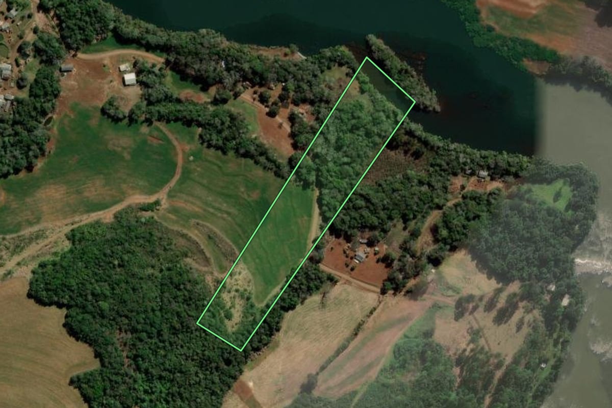 Imagem de satélite do imóvel rural em Itapejara d'Oeste (PR), com o contorno declarado no CAR desenhado por cima.