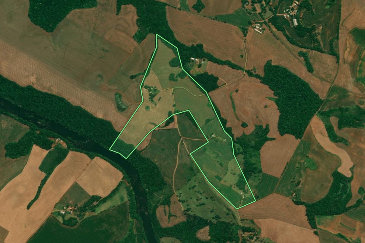Imagem de satélite do imóvel rural em Itapejara d'Oeste (PR), com o contorno declarado no CAR desenhado por cima.