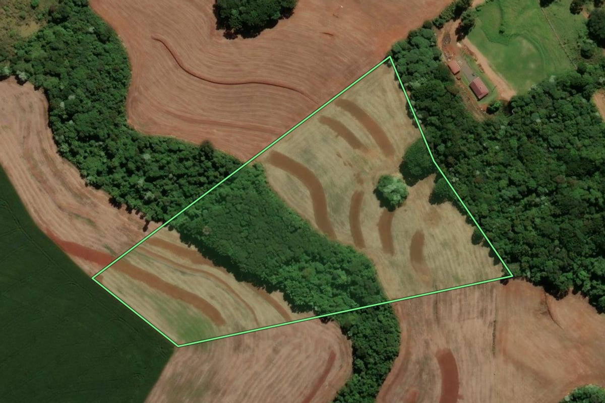 Imagem de satélite do imóvel rural em Itapejara d'Oeste (PR), com o contorno declarado no CAR desenhado por cima.