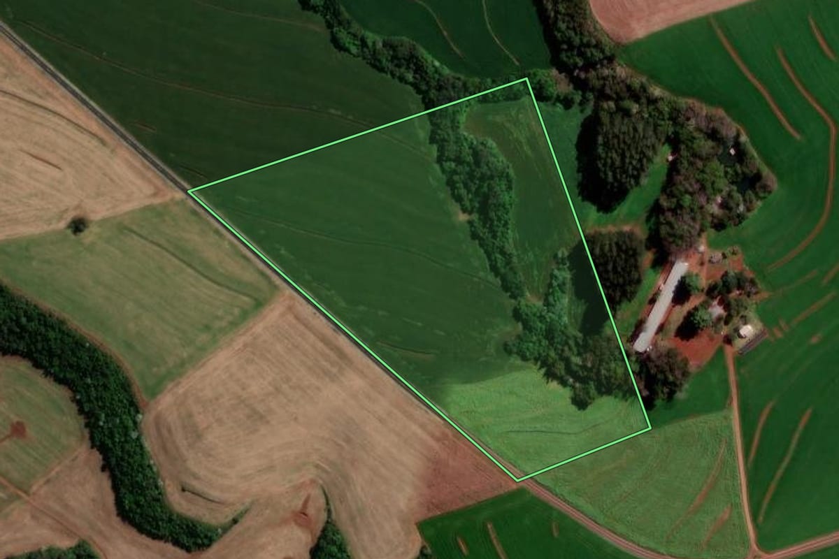 Imagem de satélite do imóvel rural em Itapejara d'Oeste (PR), com o contorno declarado no CAR desenhado por cima.