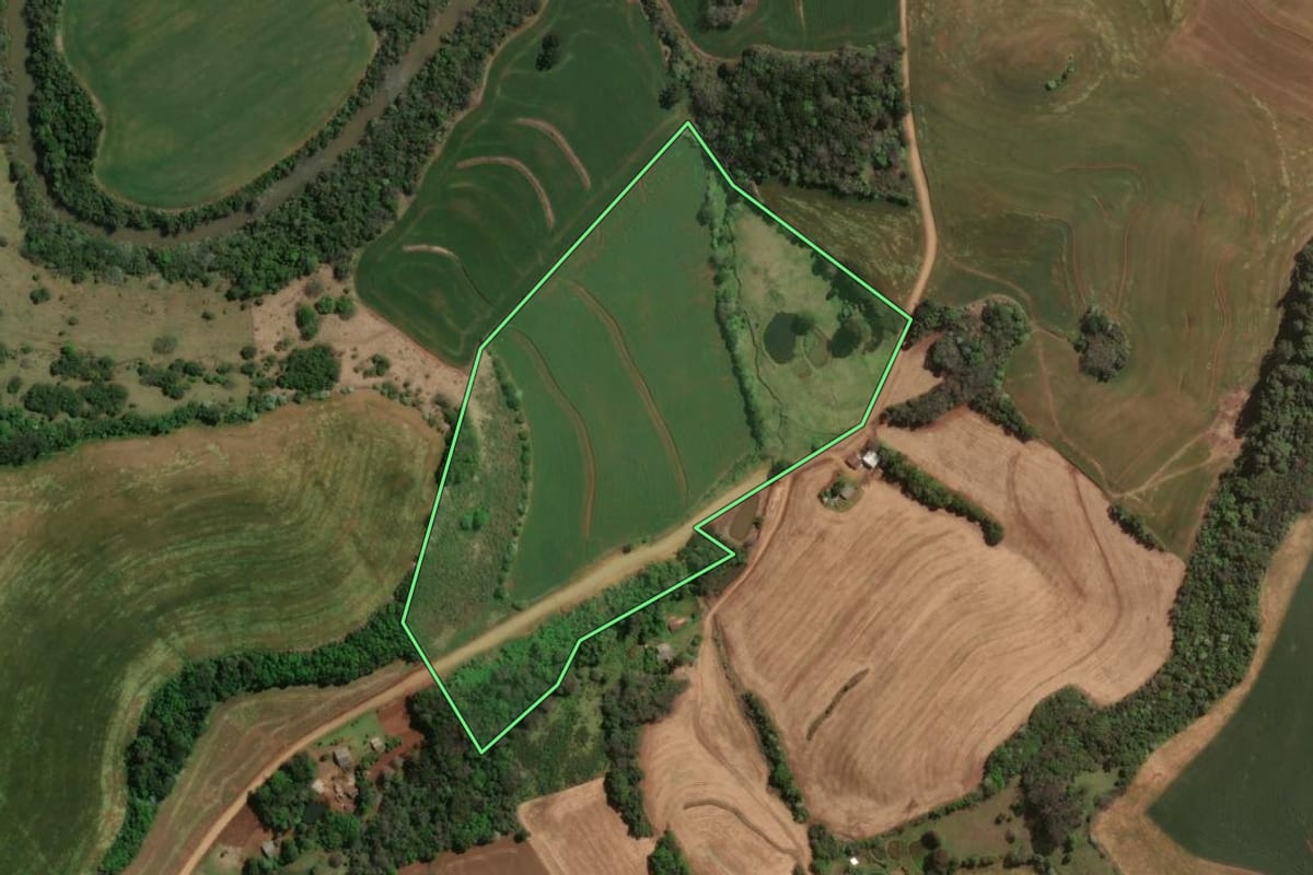 Imagem de satélite do imóvel rural em Itapejara d'Oeste (PR), com o contorno declarado no CAR desenhado por cima.