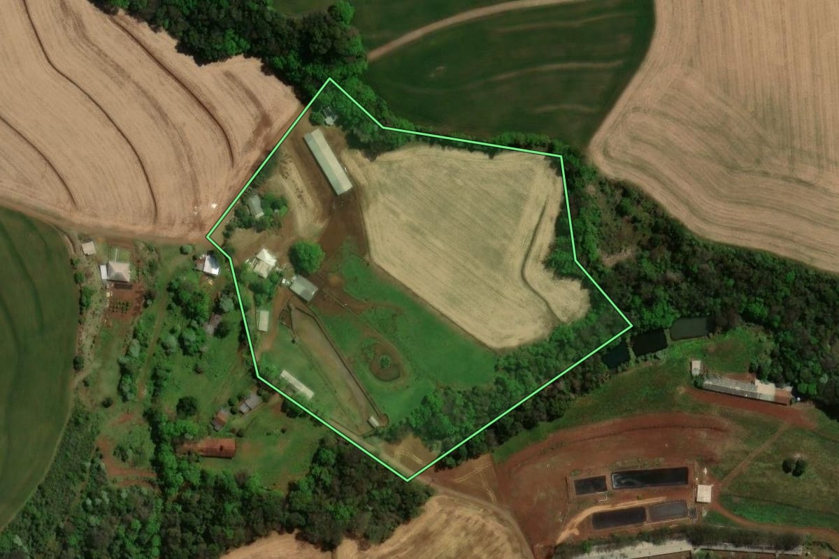 Imagem de satélite do imóvel rural em Itapejara d'Oeste (PR), com o contorno declarado no CAR desenhado por cima.