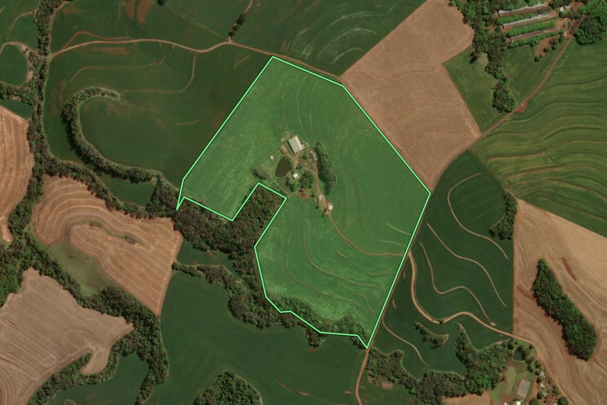 Imagem de satélite do imóvel rural em Itapejara d'Oeste (PR), com o contorno declarado no CAR desenhado por cima.