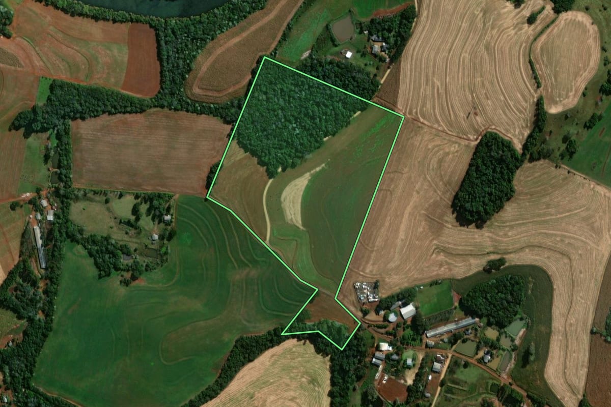 Imagem de satélite do imóvel rural em Itapejara d'Oeste (PR), com o contorno declarado no CAR desenhado por cima.