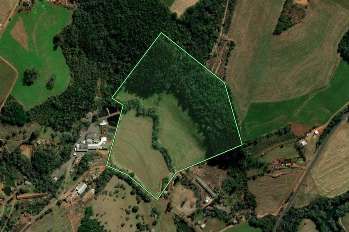 Imagem de satélite do imóvel rural em Itapejara d'Oeste (PR), com o contorno declarado no CAR desenhado por cima.