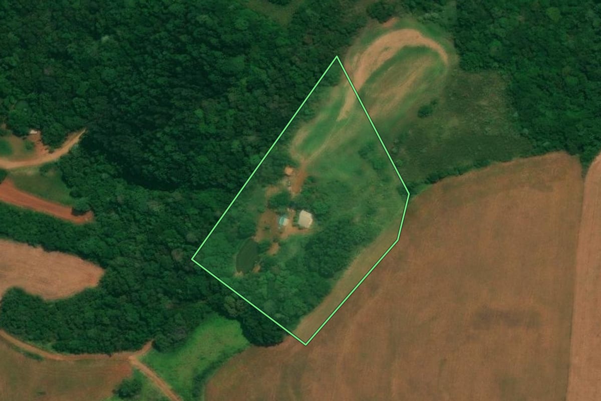 Imagem de satélite do imóvel rural em Itapejara d'Oeste (PR), com o contorno declarado no CAR desenhado por cima.
