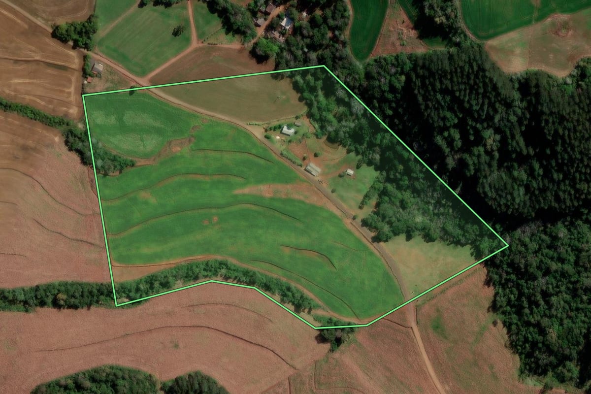 Imagem de satélite do imóvel rural em Itapejara d'Oeste (PR), com o contorno declarado no CAR desenhado por cima.