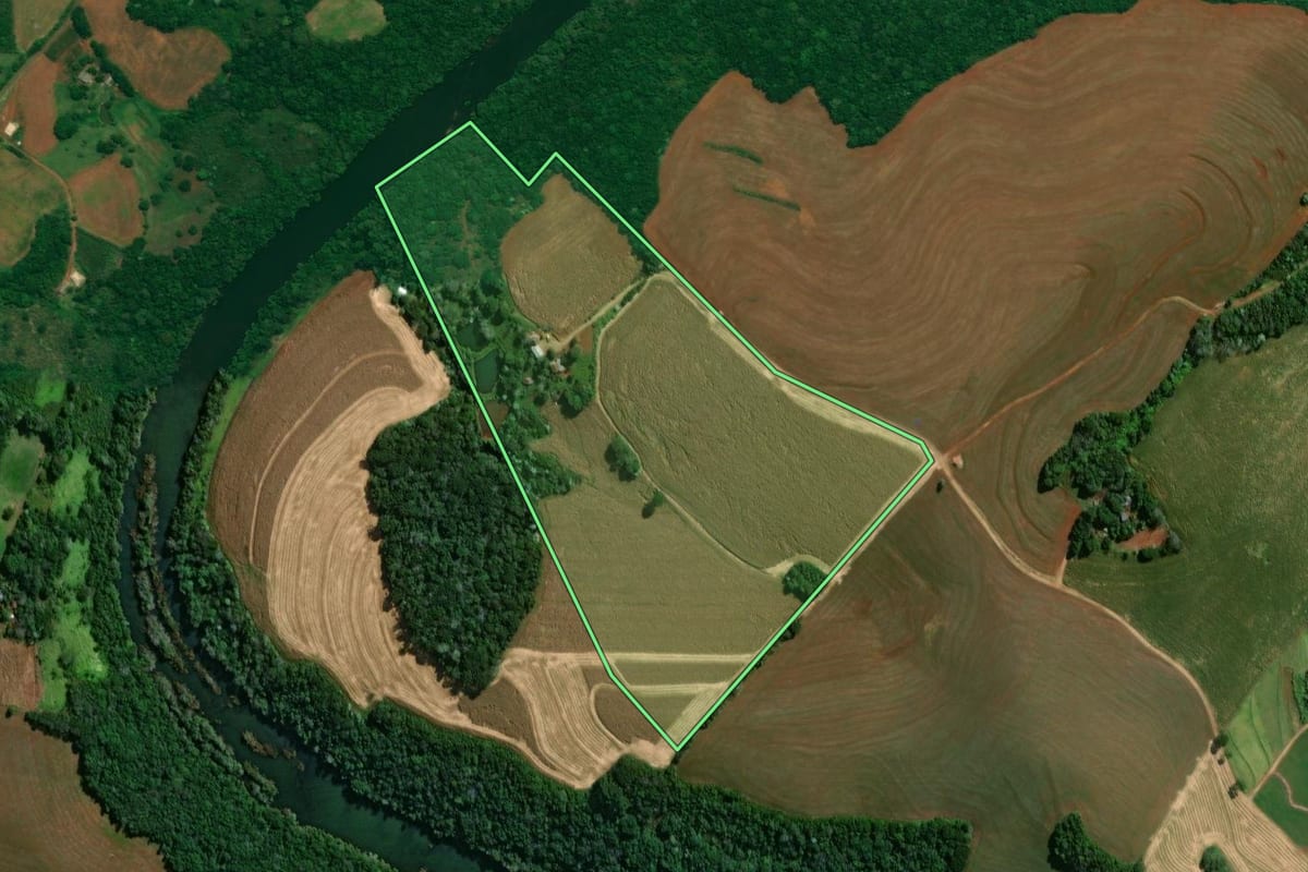 Imagem de satélite do imóvel rural em Itapejara d'Oeste (PR), com o contorno declarado no CAR desenhado por cima.
