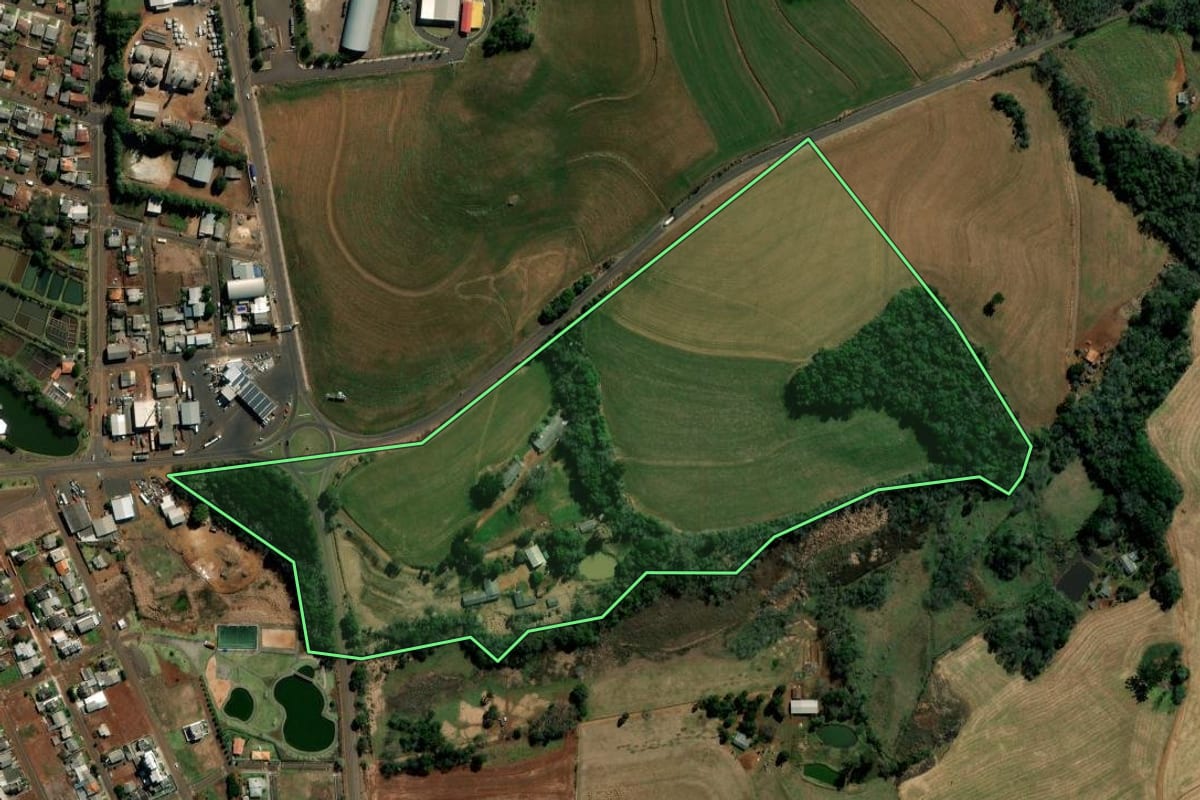 Imagem de satélite do imóvel rural em Itapejara d'Oeste (PR), com o contorno declarado no CAR desenhado por cima.