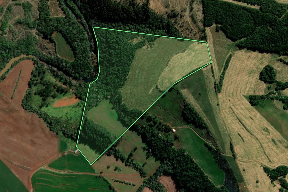 Imagem de satélite do imóvel rural em Itapejara d'Oeste (PR), com o contorno declarado no CAR desenhado por cima.