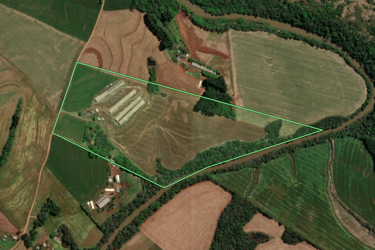 Imagem de satélite do imóvel rural em Itapejara d'Oeste (PR), com o contorno declarado no CAR desenhado por cima.