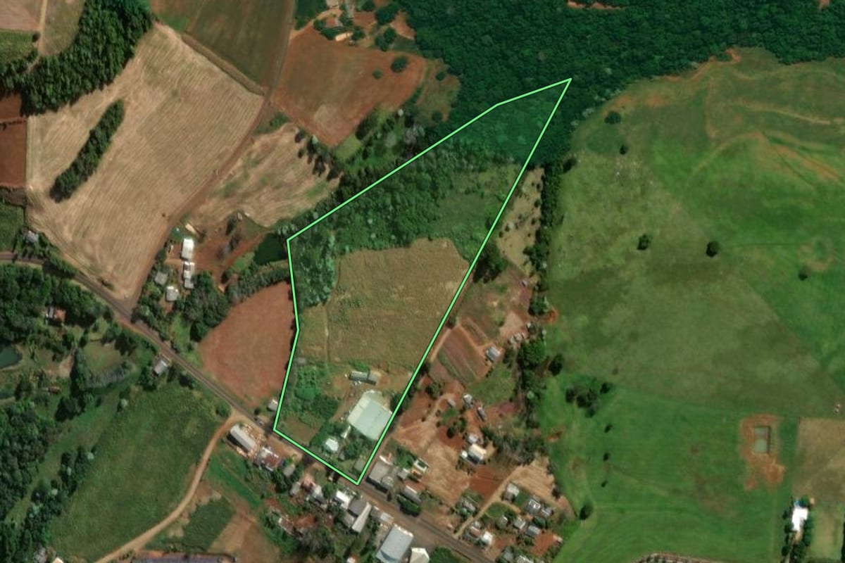 Imagem de satélite do imóvel rural em Itapejara d'Oeste (PR), com o contorno declarado no CAR desenhado por cima.
