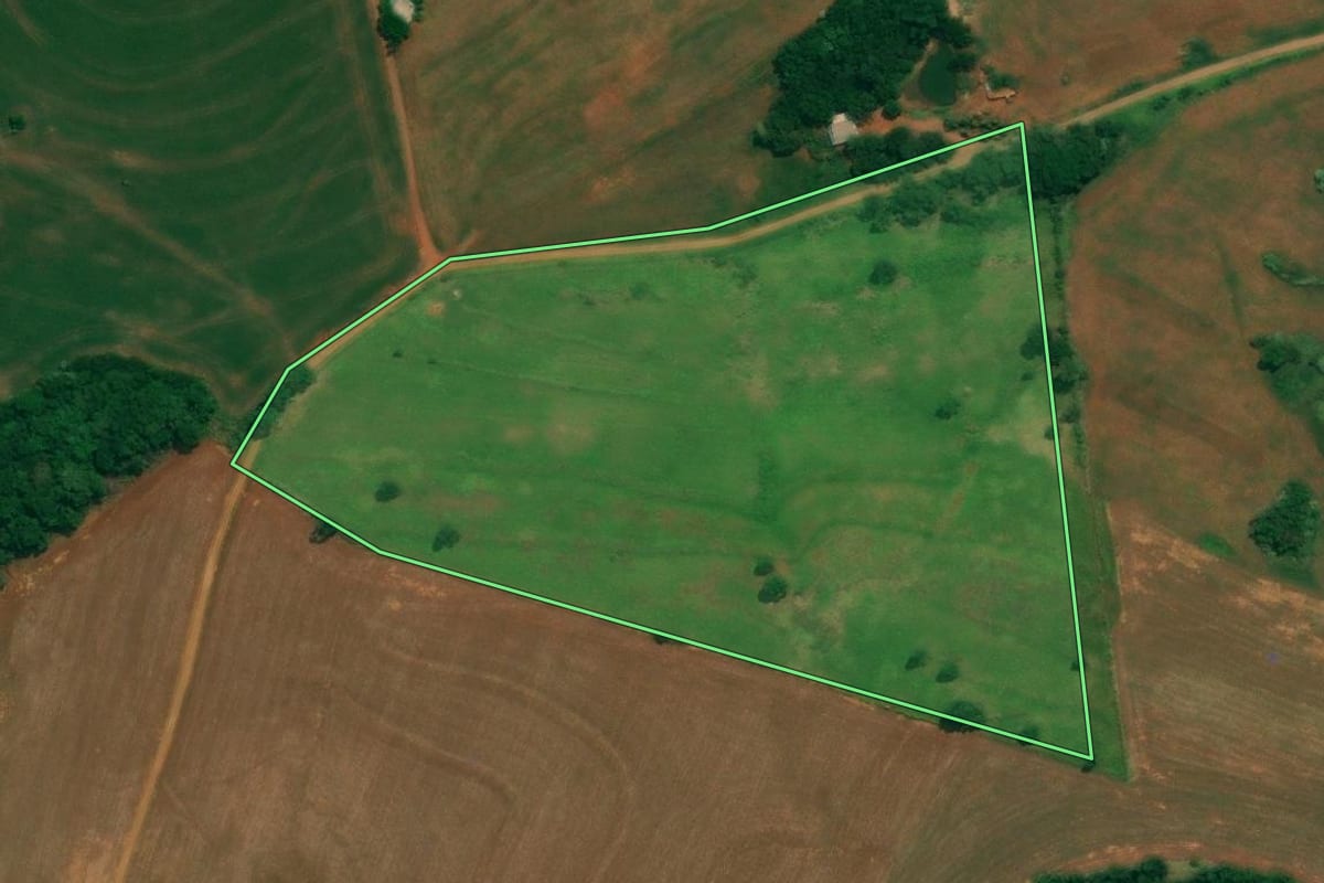 Imagem de satélite do imóvel rural em Itapejara d'Oeste (PR), com o contorno declarado no CAR desenhado por cima.