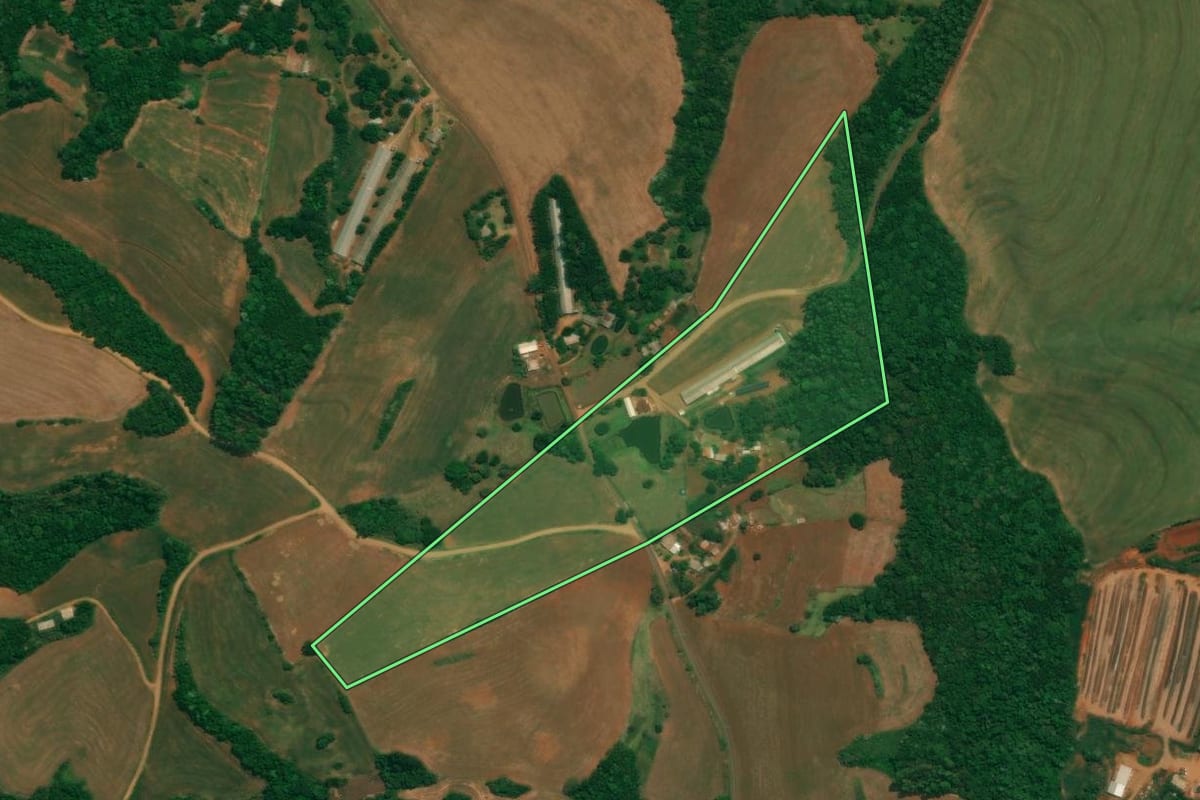 Imagem de satélite do imóvel rural em Itapejara d'Oeste (PR), com o contorno declarado no CAR desenhado por cima.