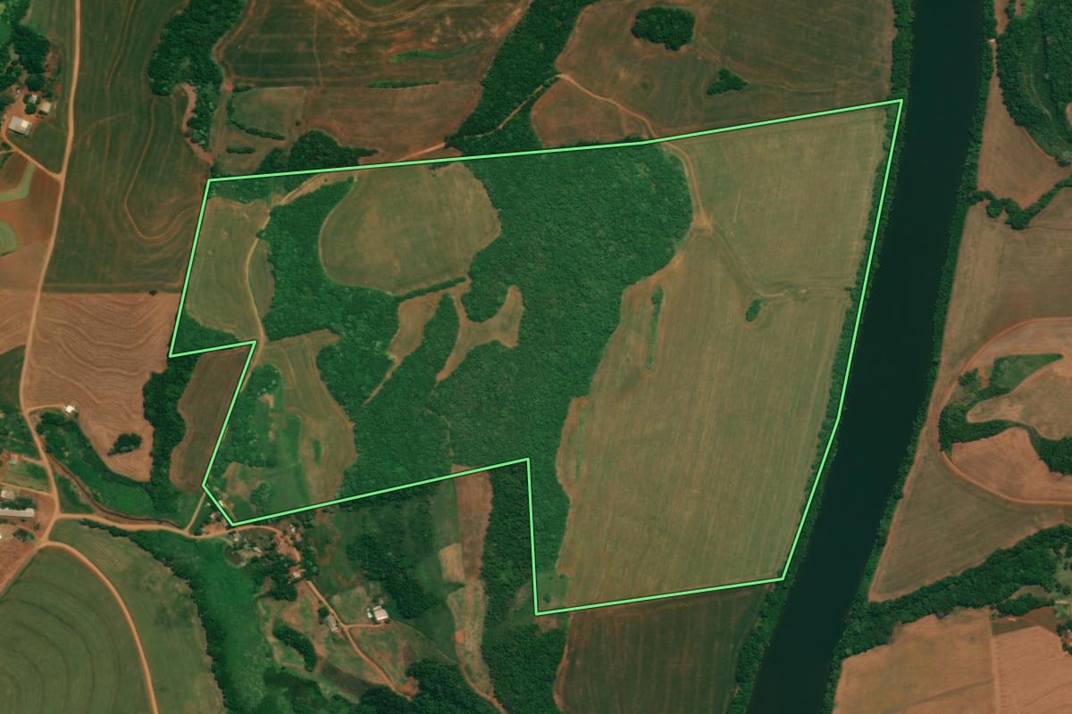 Imagem de satélite do imóvel rural em Itapejara d'Oeste (PR), com o contorno declarado no CAR desenhado por cima.