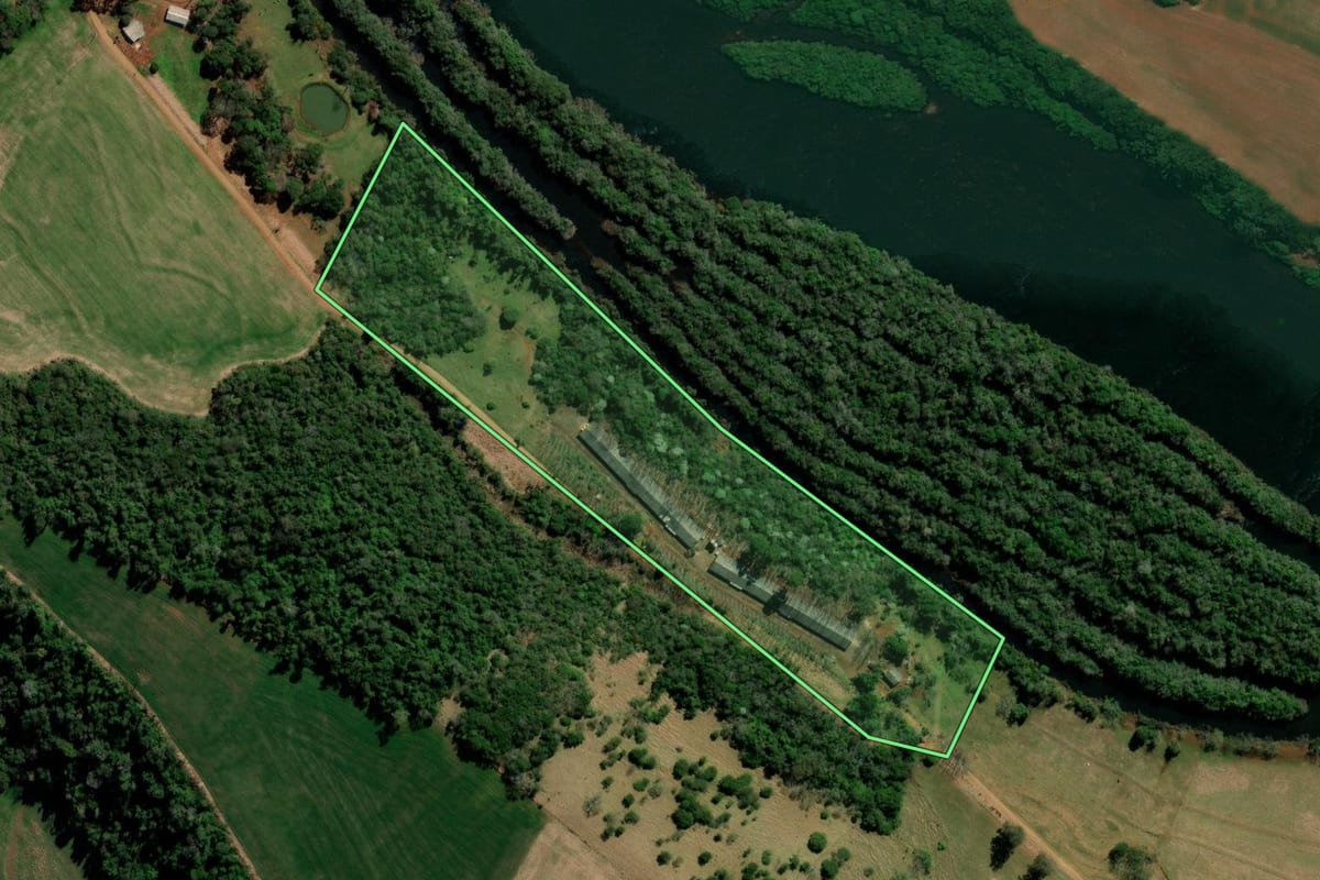 Imagem de satélite do imóvel rural em Itapejara d'Oeste (PR), com o contorno declarado no CAR desenhado por cima.