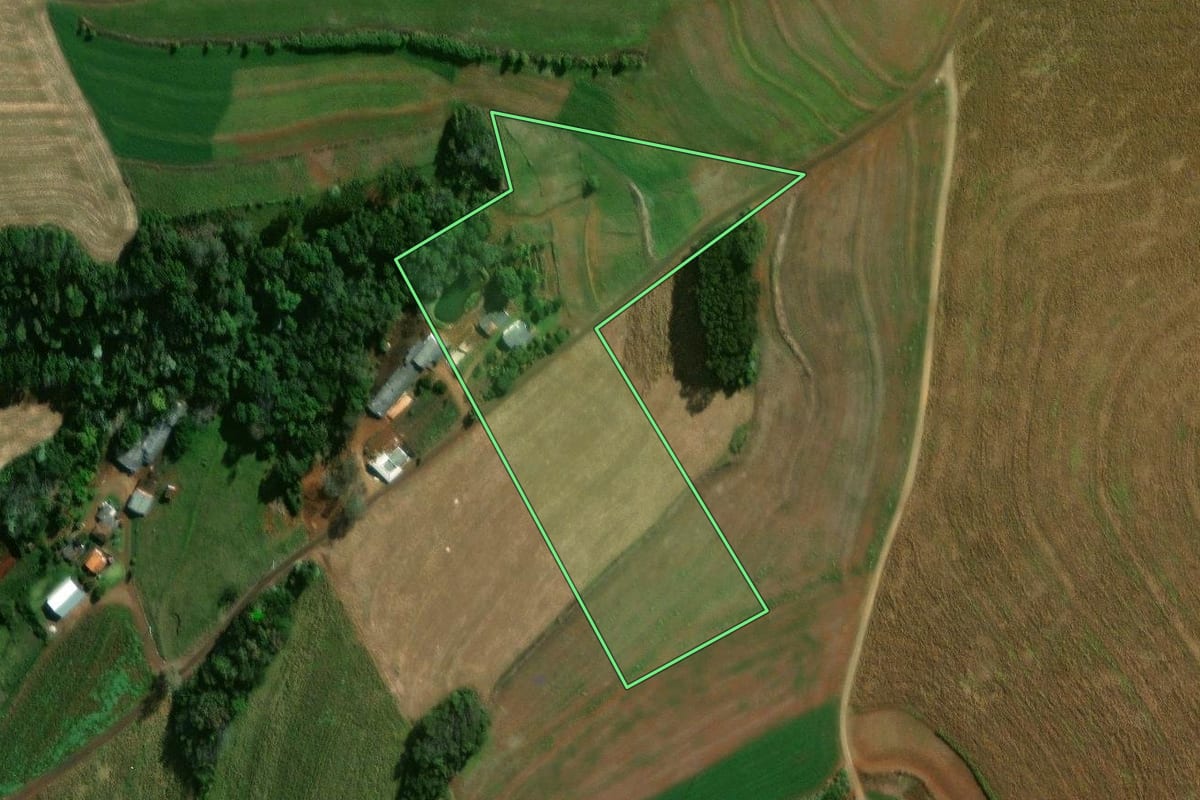 Imagem de satélite do imóvel rural em Itapejara d'Oeste (PR), com o contorno declarado no CAR desenhado por cima.