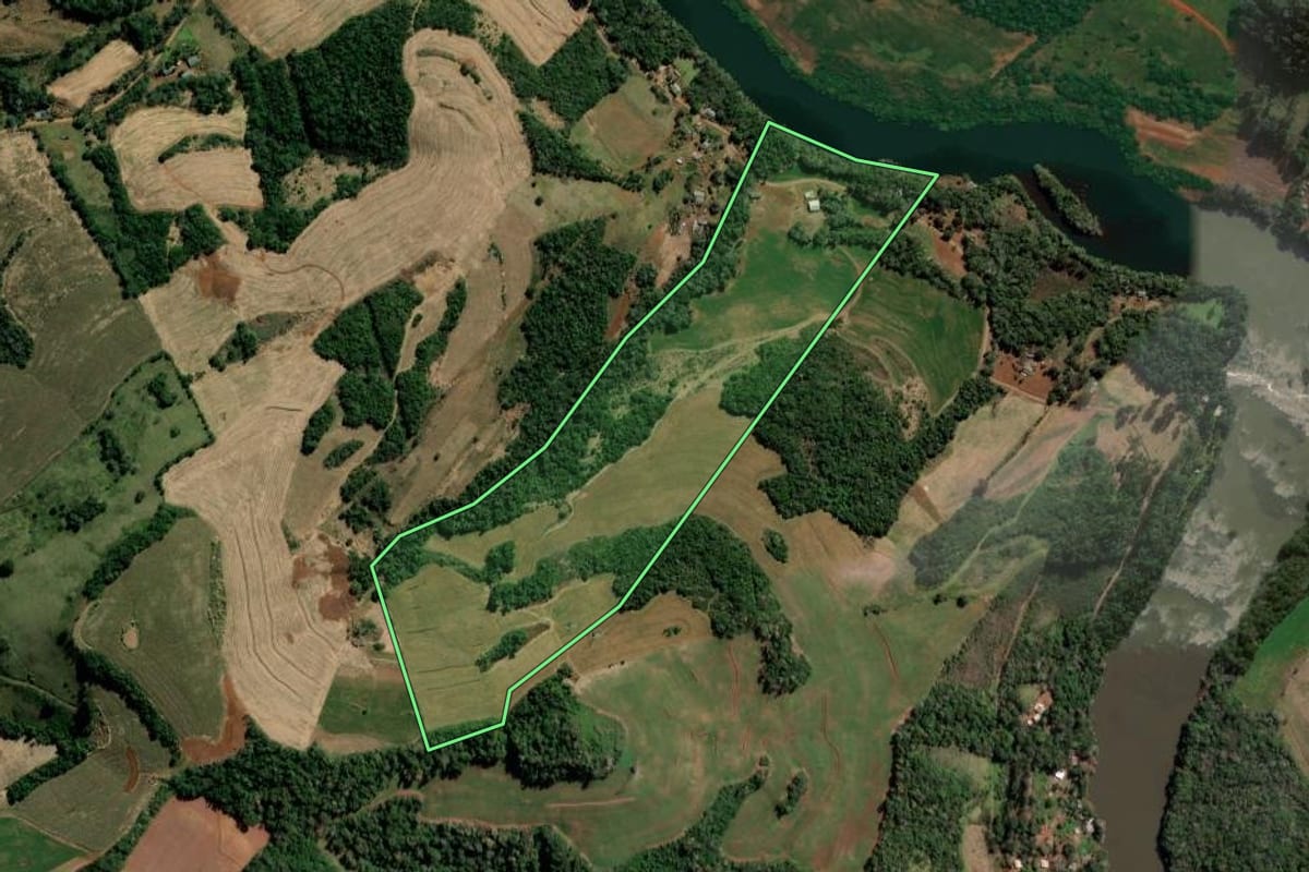 Imagem de satélite do imóvel rural em Itapejara d'Oeste (PR), com o contorno declarado no CAR desenhado por cima.