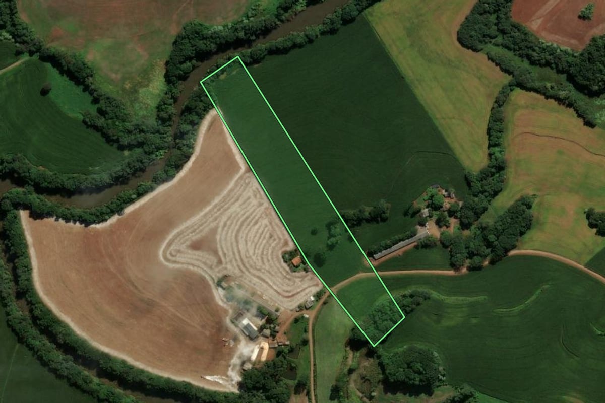 Imagem de satélite do imóvel rural em Itapejara d'Oeste (PR), com o contorno declarado no CAR desenhado por cima.