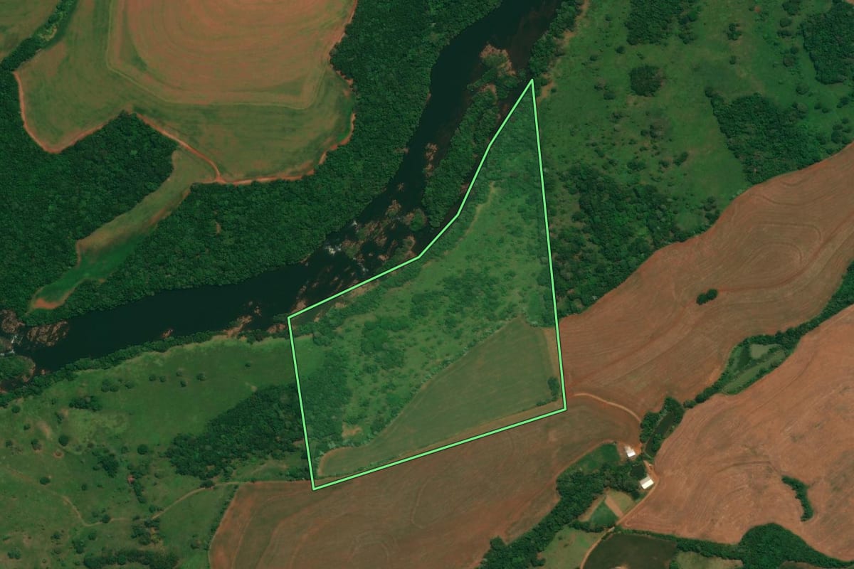Imagem de satélite do imóvel rural em Itapejara d'Oeste (PR), com o contorno declarado no CAR desenhado por cima.