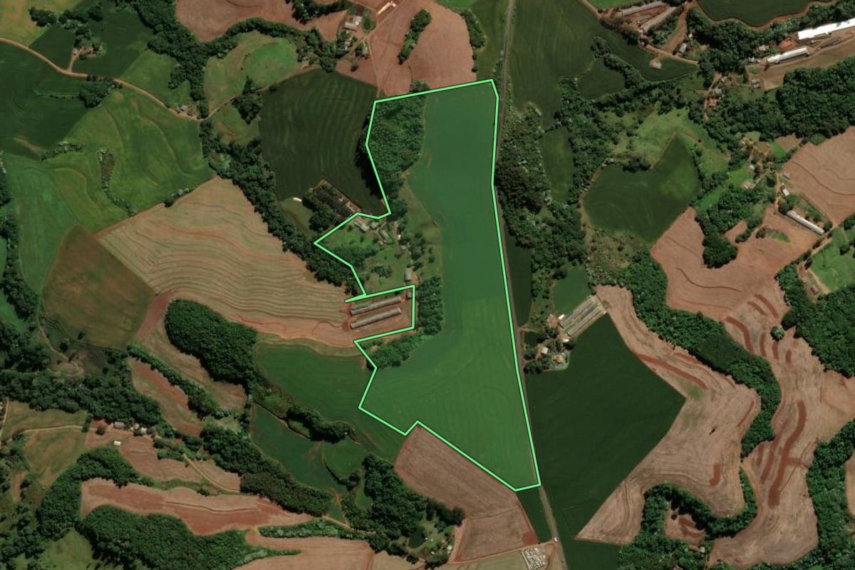 Imagem de satélite do imóvel rural em Itapejara d'Oeste (PR), com o contorno declarado no CAR desenhado por cima.