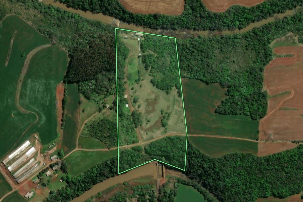 Imagem de satélite do imóvel rural em Itapejara d'Oeste (PR), com o contorno declarado no CAR desenhado por cima.