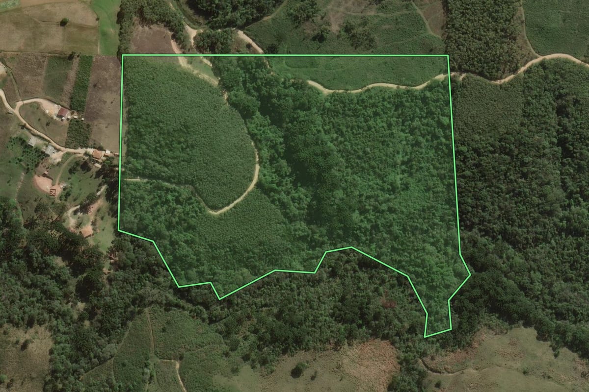 Imagem de satélite do imóvel rural em Itaperuçu (PR), com o contorno declarado no CAR desenhado por cima.