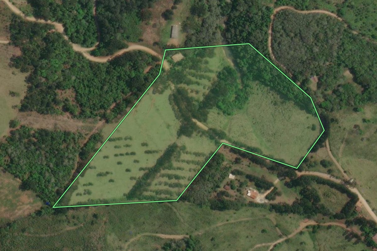 Imagem de satélite do imóvel rural em Itaperuçu (PR), com o contorno declarado no CAR desenhado por cima.