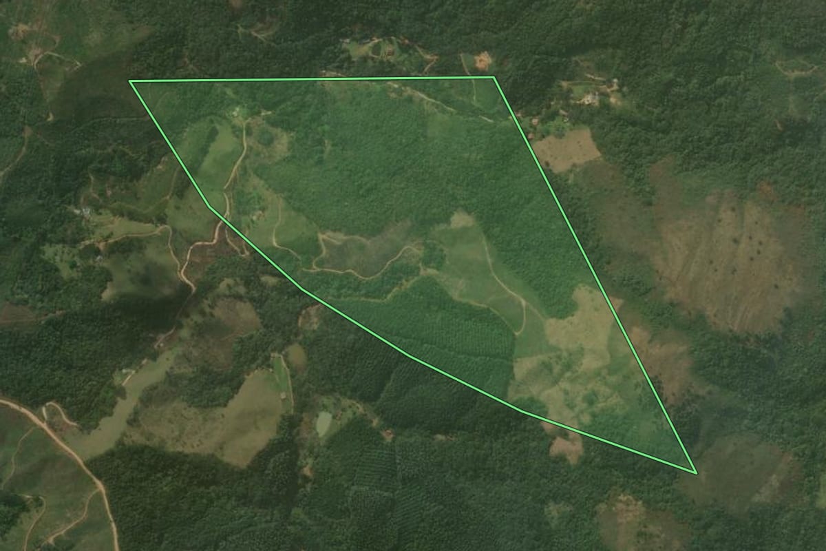 Imagem de satélite do imóvel rural em Itaperuçu (PR), com o contorno declarado no CAR desenhado por cima.