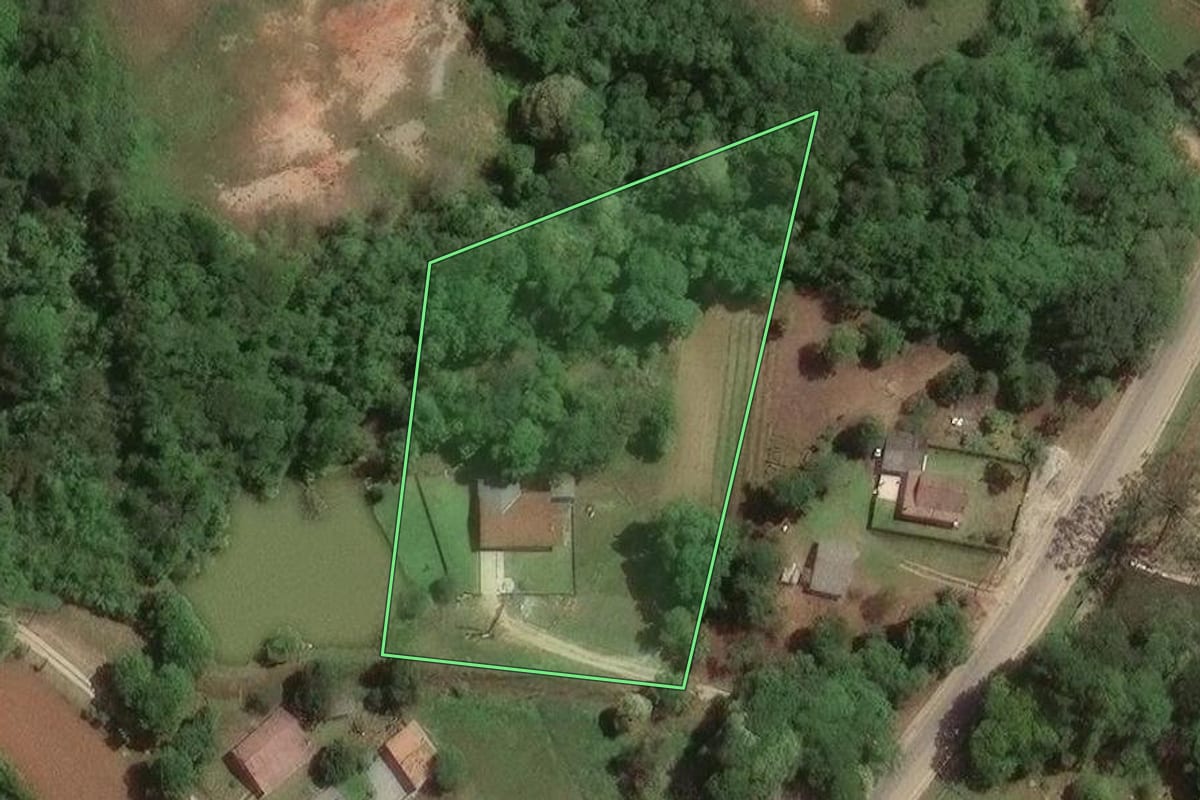 Imagem de satélite do imóvel rural em Itaperuçu (PR), com o contorno declarado no CAR desenhado por cima.