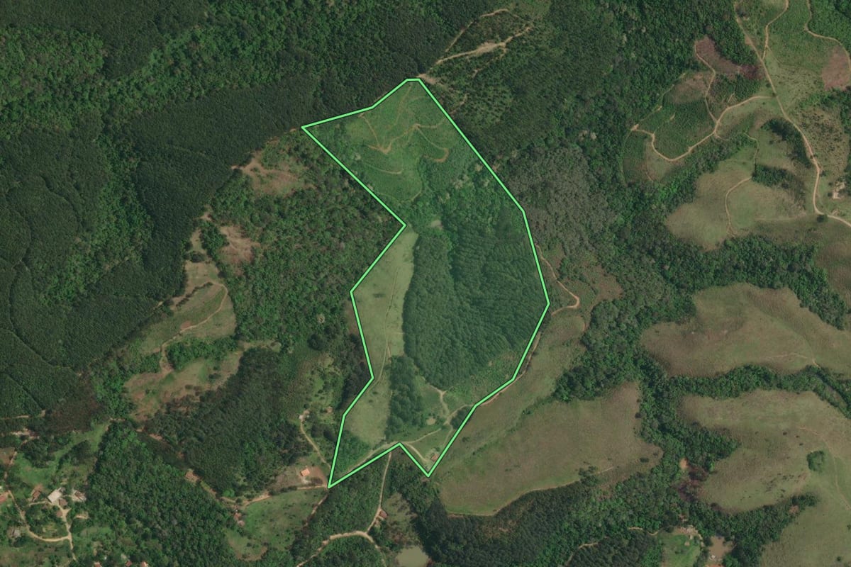 Imagem de satélite do imóvel rural em Itaperuçu (PR), com o contorno declarado no CAR desenhado por cima.