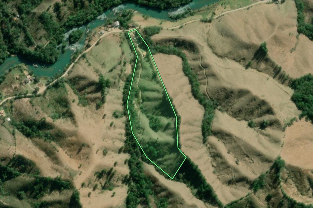 Imagem de satélite do imóvel rural em Itaperuçu (PR), com o contorno declarado no CAR desenhado por cima.
