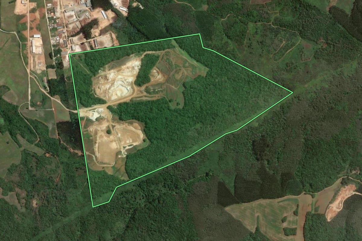 Imagem de satélite do imóvel rural em Itaperuçu (PR), com o contorno declarado no CAR desenhado por cima.