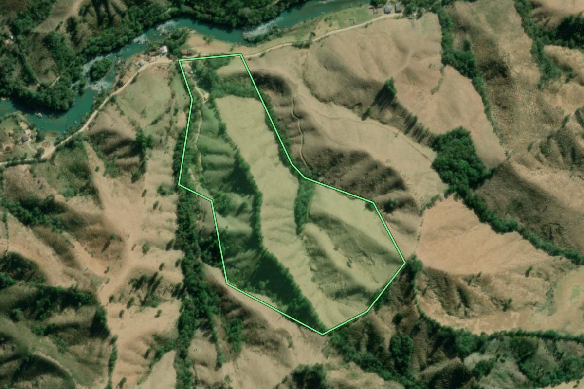 Imagem de satélite do imóvel rural em Itaperuçu (PR), com o contorno declarado no CAR desenhado por cima.
