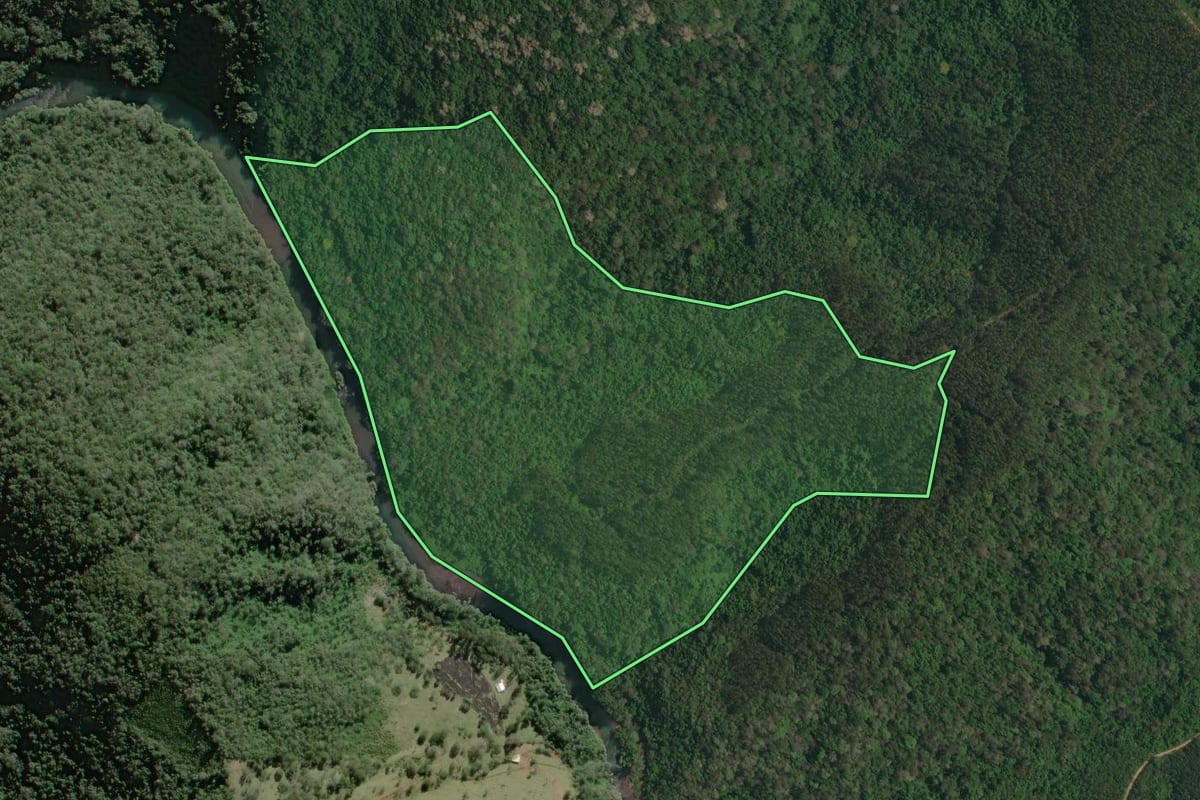 Imagem de satélite do imóvel rural em Itaperuçu (PR), com o contorno declarado no CAR desenhado por cima.