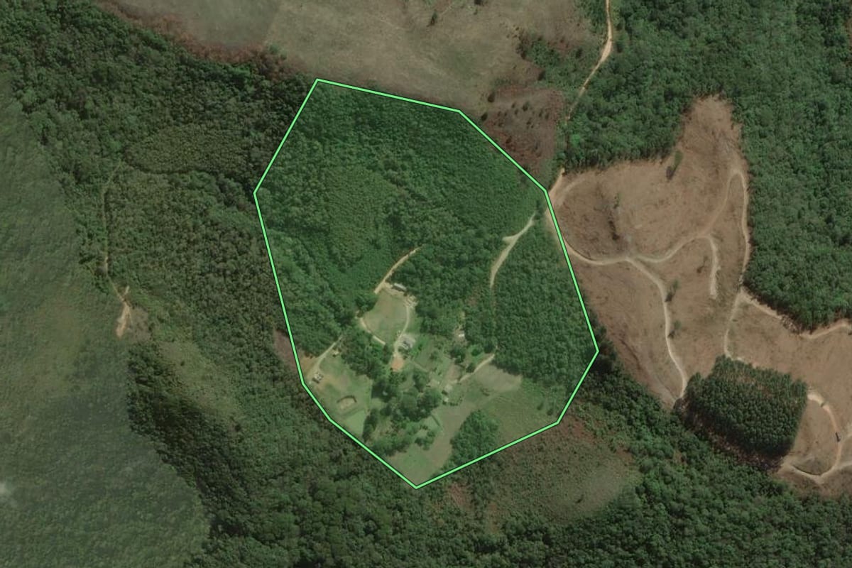 Imagem de satélite do imóvel rural em Itaperuçu (PR), com o contorno declarado no CAR desenhado por cima.