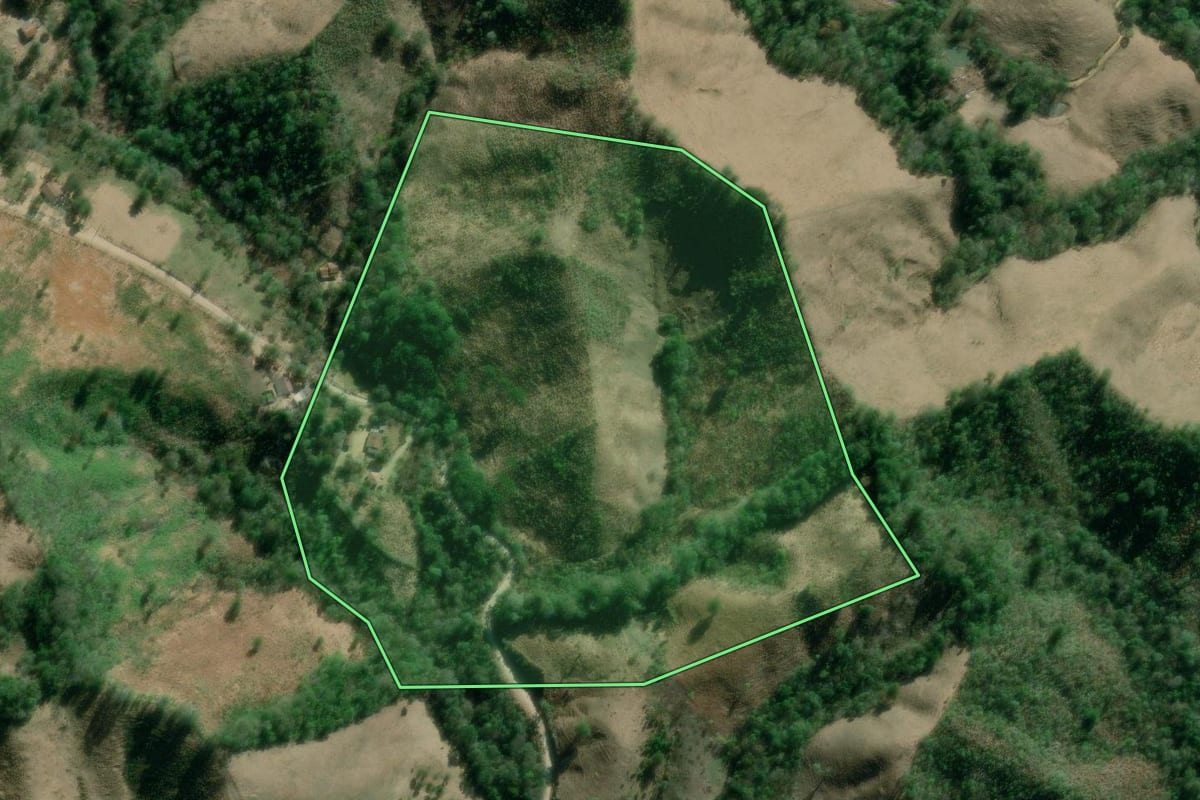 Imagem de satélite do imóvel rural em Itaperuçu (PR), com o contorno declarado no CAR desenhado por cima.