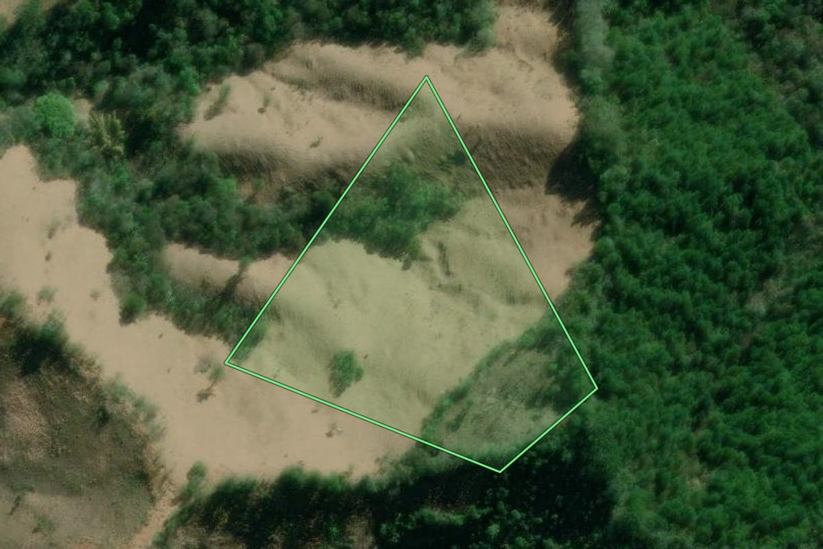 Imagem de satélite do imóvel rural em Itaperuçu (PR), com o contorno declarado no CAR desenhado por cima.