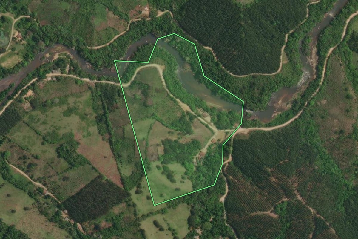 Imagem de satélite do imóvel rural em Itaperuçu (PR), com o contorno declarado no CAR desenhado por cima.