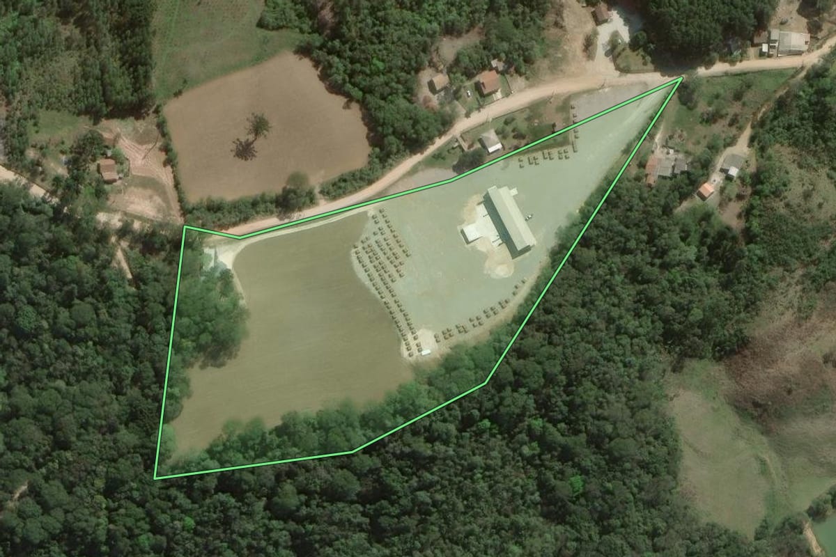 Imagem de satélite do imóvel rural em Itaperuçu (PR), com o contorno declarado no CAR desenhado por cima.