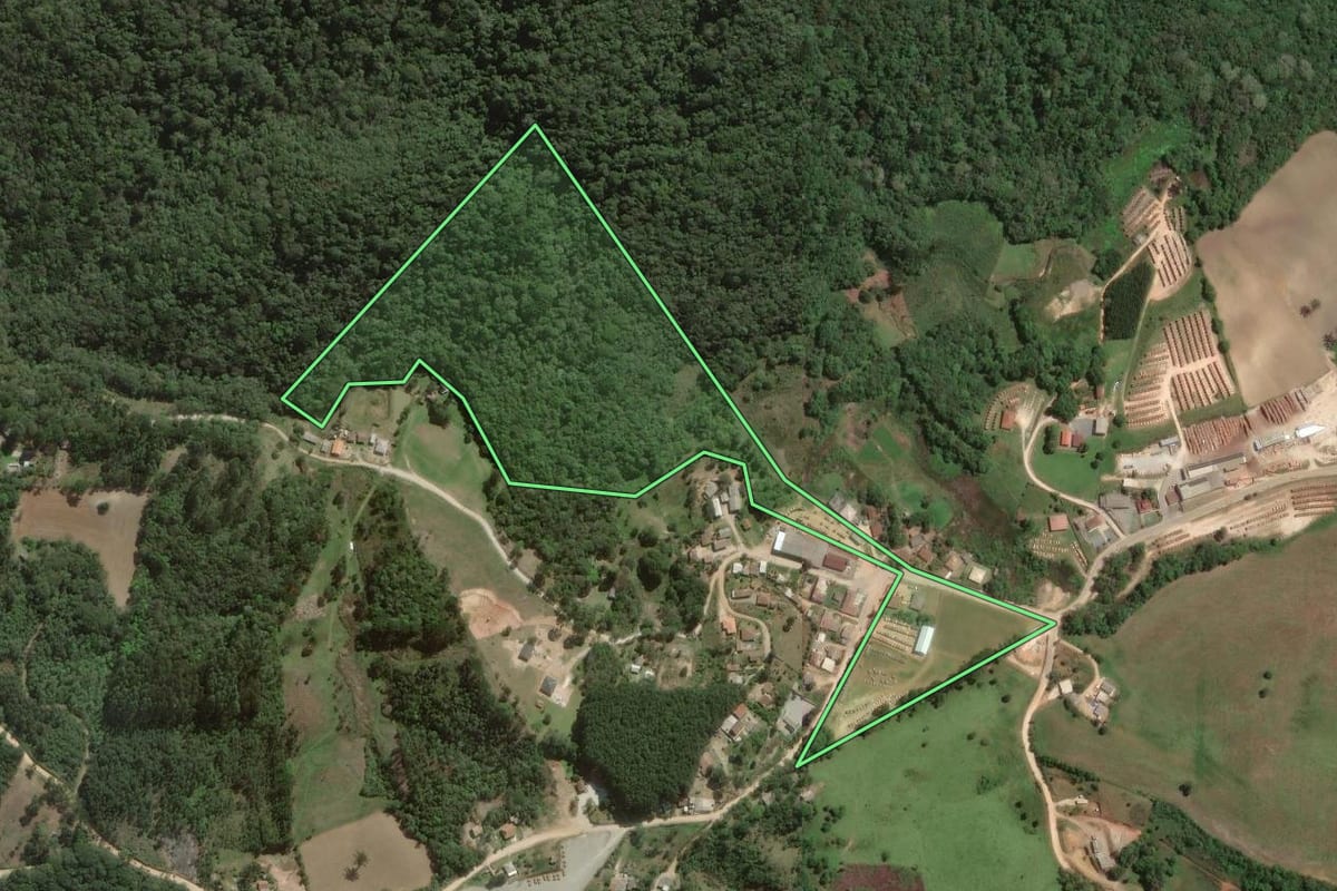 Imagem de satélite do imóvel rural em Itaperuçu (PR), com o contorno declarado no CAR desenhado por cima.