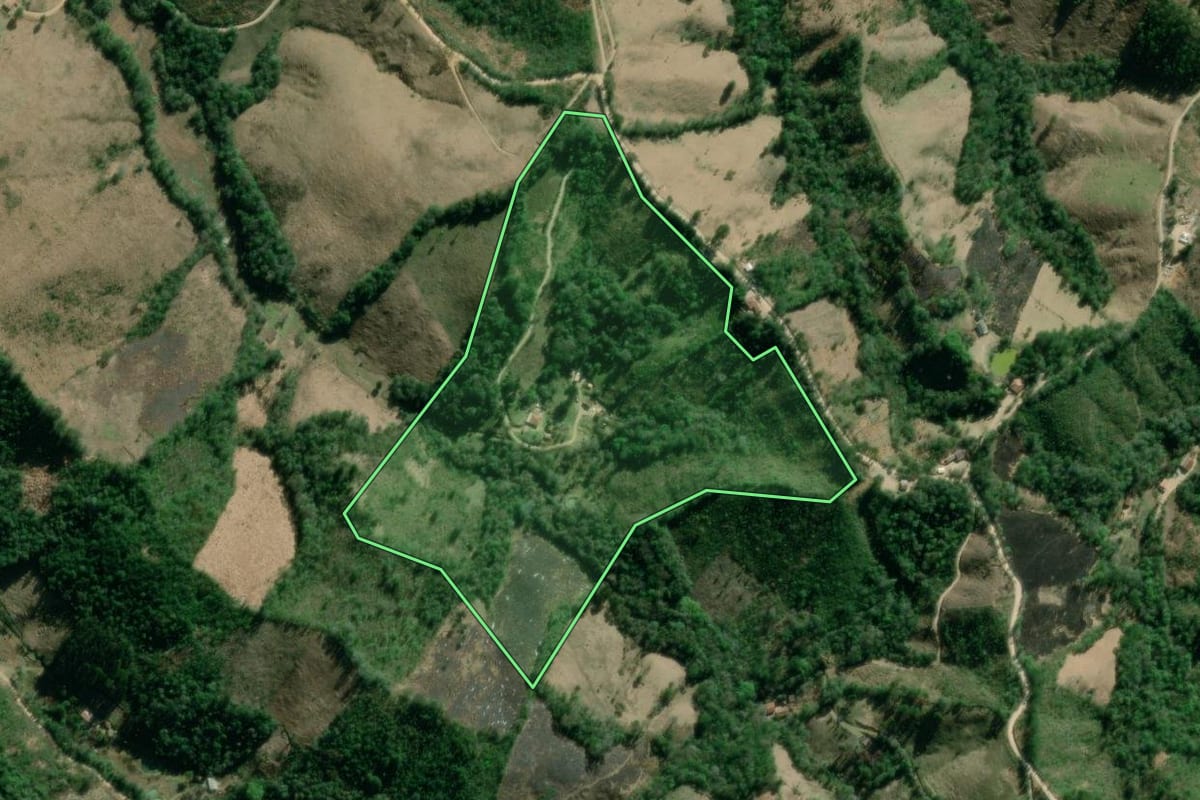 Imagem de satélite do imóvel rural em Itaperuçu (PR), com o contorno declarado no CAR desenhado por cima.