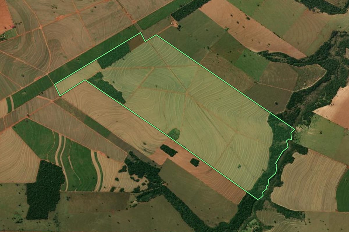 Imagem de satélite do imóvel rural em Itaúna do Sul (PR), com o contorno declarado no CAR desenhado por cima.