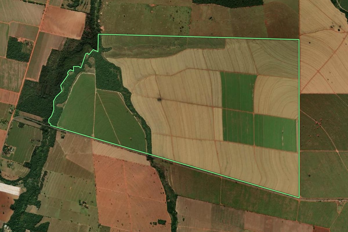 Imagem de satélite do imóvel rural em Itaúna do Sul (PR), com o contorno declarado no CAR desenhado por cima.