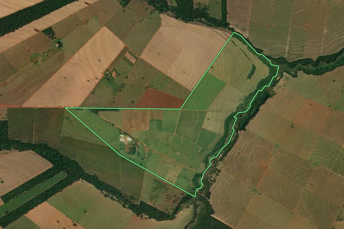 Imagem de satélite do imóvel rural em Itaúna do Sul (PR), com o contorno declarado no CAR desenhado por cima.
