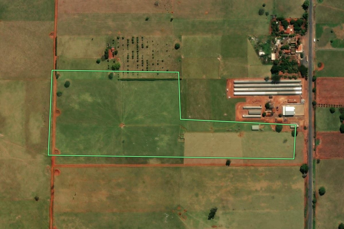 Imagem de satélite do imóvel rural em Itaúna do Sul (PR), com o contorno declarado no CAR desenhado por cima.